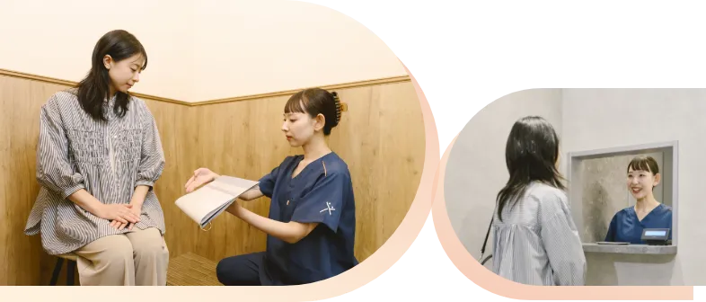 女性患者に説明するスタッフ