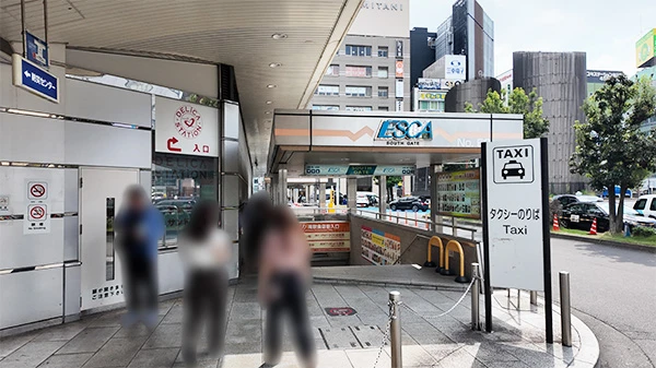 ③太閤口（南口）を出て、左へ直進します。