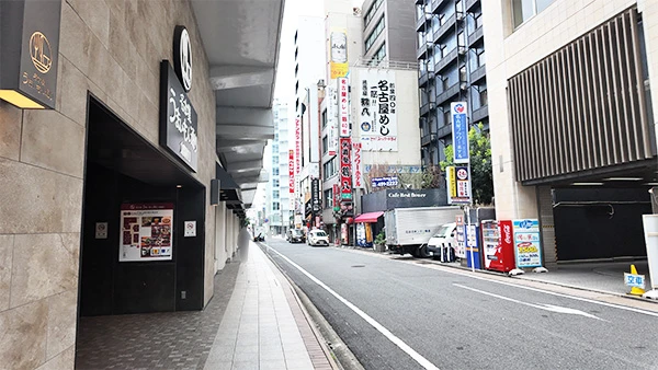 ④うまいもん通りを左手にしばらく直進します。