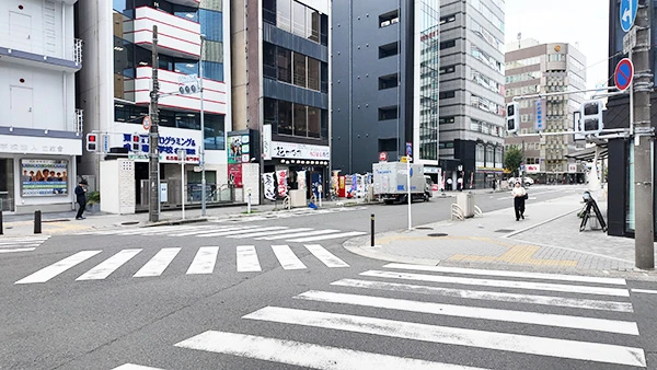 ⑤十字路の交差点を斜めに渡ります。