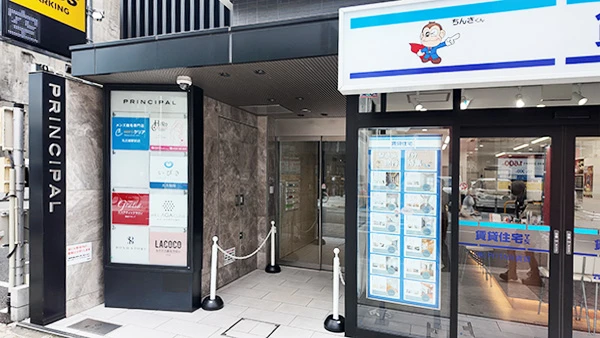 ⑥まっすぐ進むと「プリンシパル名駅ビル」の入口がございます。エレベーターで6階までお越しください。