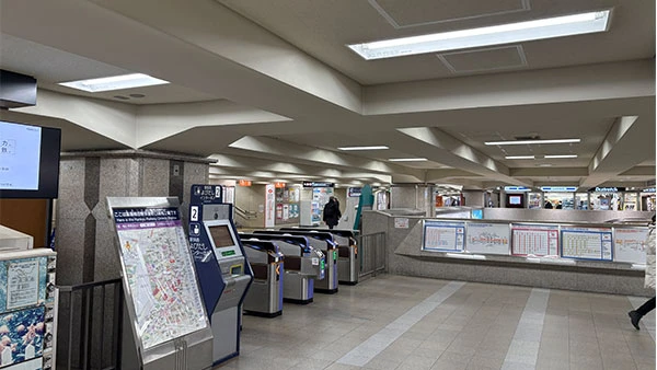 ❶阪急大阪梅田駅の改札を出たら、「茶屋町口」方面へ向かいます。