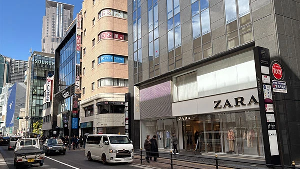 ❸「ZARA」を右手に右方向の路地に入ります。