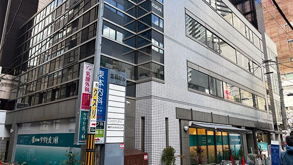❹すぐ左手に三晃ビルがみえてきます。