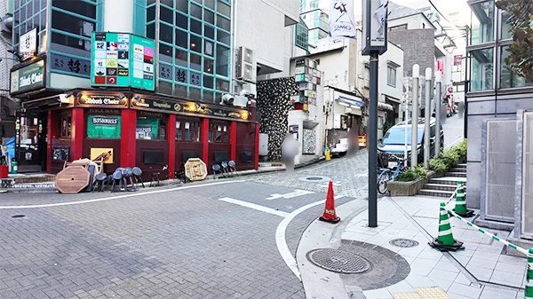 ⑤京王井の頭線渋谷駅西口を右手にしばらく直進します。