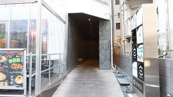 ⑦右手に「韓国料理アプロ」が入っている「WAVE道玄坂ビル6階」に当院がございます。エレベーターでご来院ください。