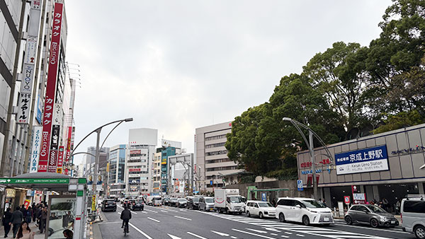 ❸京成上野駅を右手に大通りを直進します。