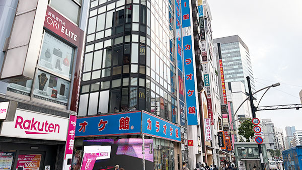 ❺上野4丁目の交差点にある「カラオケ舘」を目印に左に曲がります※アメヤ横丁方面