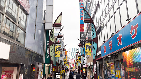 ❻「カラオケ舘」を右手に直進します。