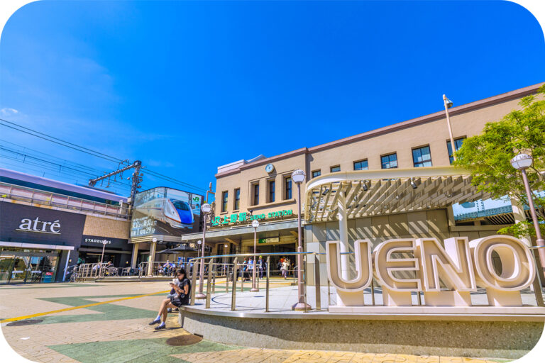 JR上野駅の駅舎と駅前の広場