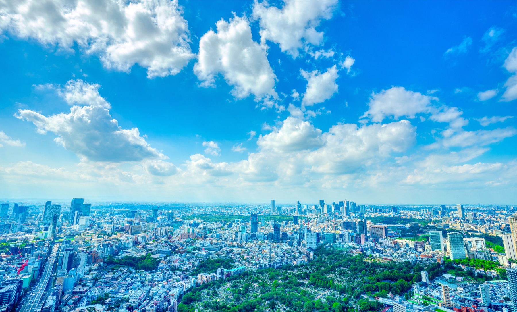日本の空と街並み